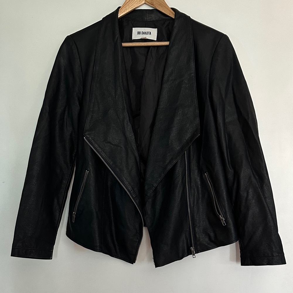 BB Dakota Women's Black Vegan leather Jacket asymmetrical zip draped jacket M - Picture 2 of 7